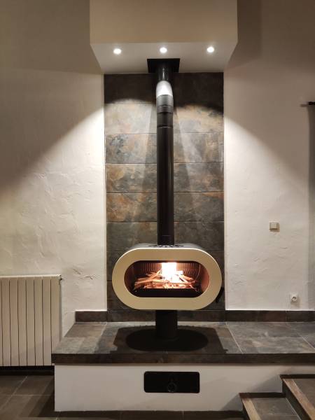 Installation poêle à bois FONTE - FIFTY porte émaillé IVOIRE de chez INVICTA sur la commune de Saint Maximin (83470) proche de Rougiers (83170)